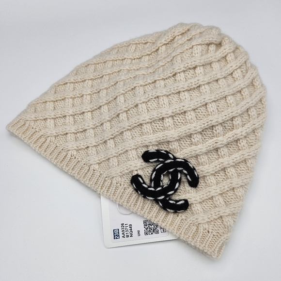 Brand new 23B authentic Chanel  cashmere beanie with cc logo - Picture 1 of 10